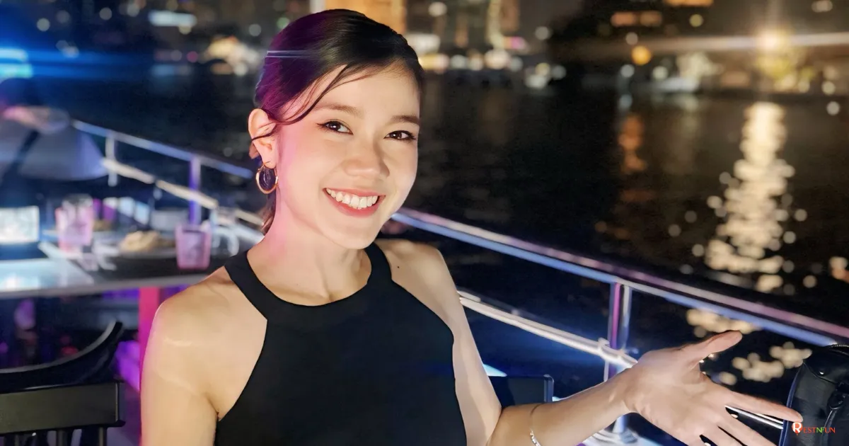 ที่นั่งดาดฟ้าแถวริมเรือของ The Luxury White